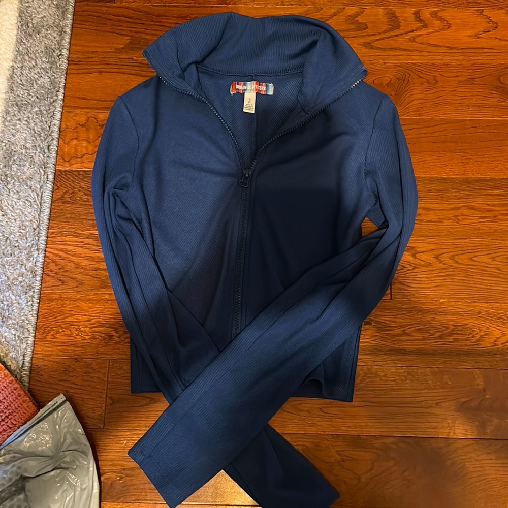 Cute cropped blue shirt that can unzip fully